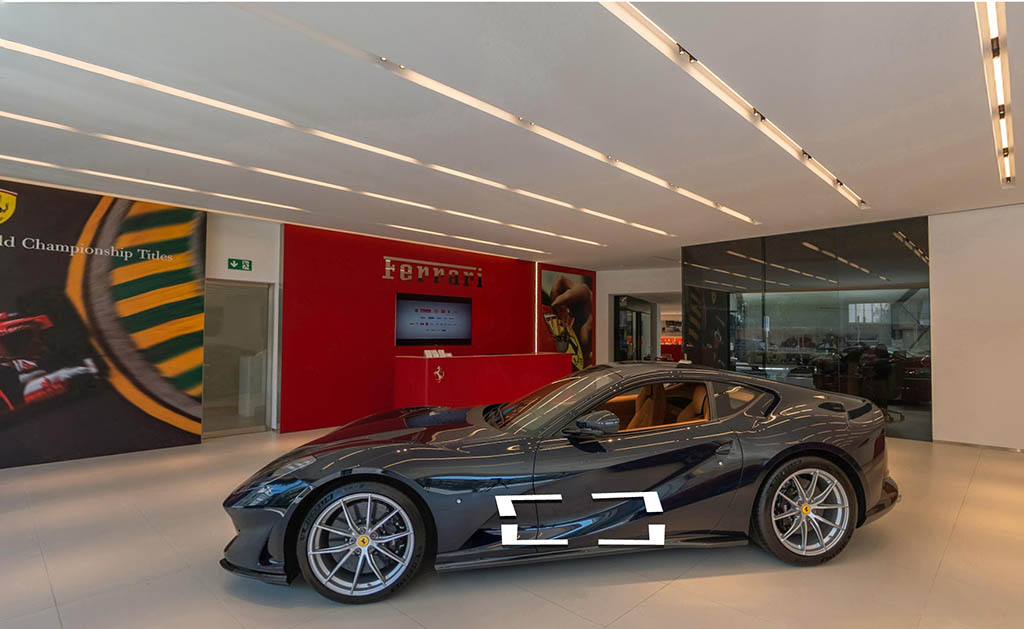 Virtuell durch ein Autohaus